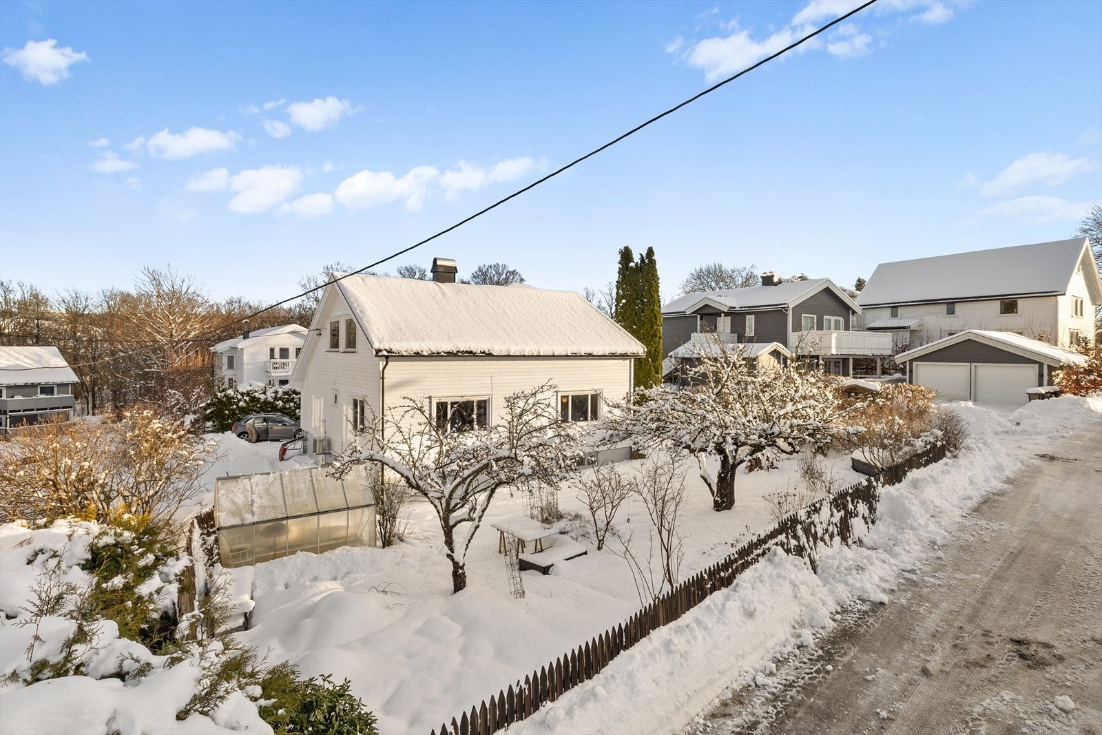 Markveien 3B er kort sagt en bolig som føles som et hjem - lunt, gjennomført, samt med hage og uteplasser som virkelig gir livskvalitet. Galleribilde