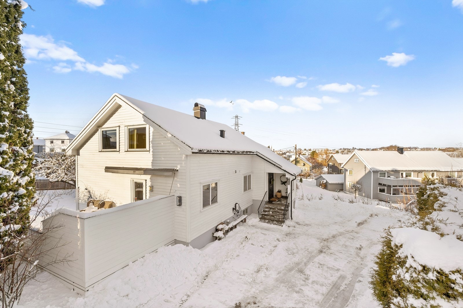 i tillegg er det fint med biloppstillingsplass i gårdsplassen. Galleribilde