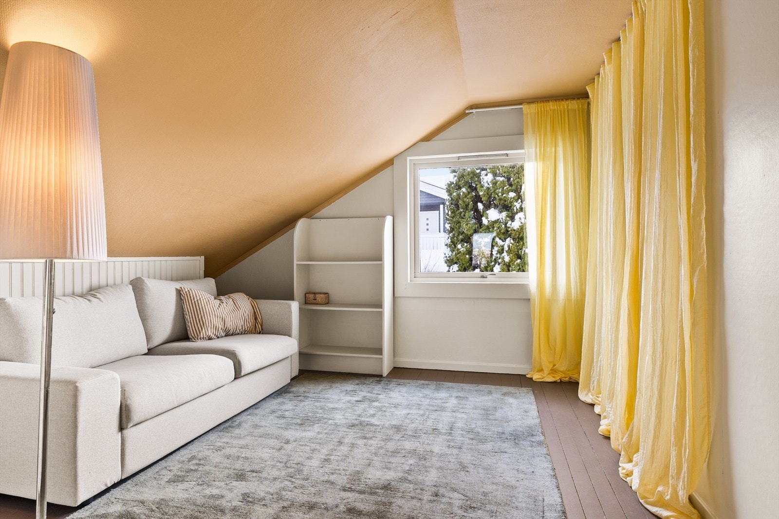 Alle soverommene i 2. etasje har fin plass til garderobeløsninger. Galleribilde