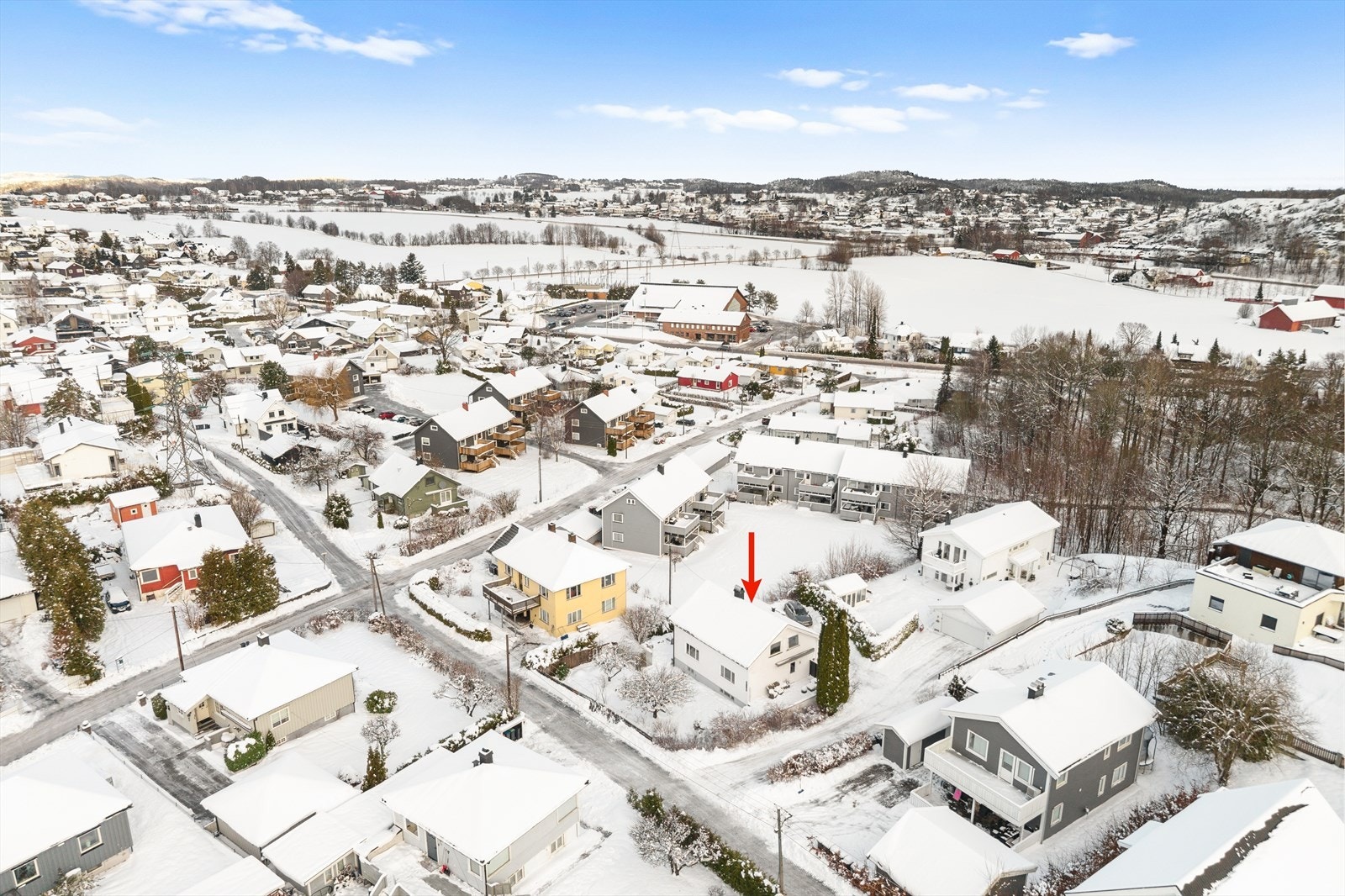 Her bor du i rolige omgivelser med kort avstand til både sentrum og daglige servicetilbud. Galleribilde