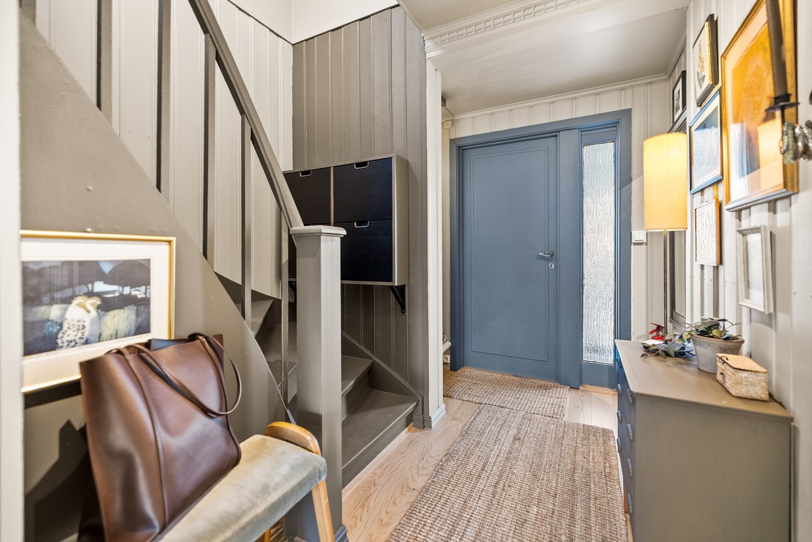 Du ønskes velkommen av et praktisk og trivelig inngangsparti med plass til jakker og sko. Galleribilde