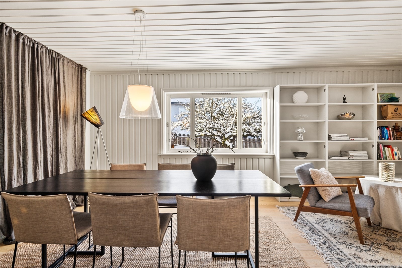 I denne boligen kan du fint invitere gode venner eller familie over på et godt måltid. Galleribilde