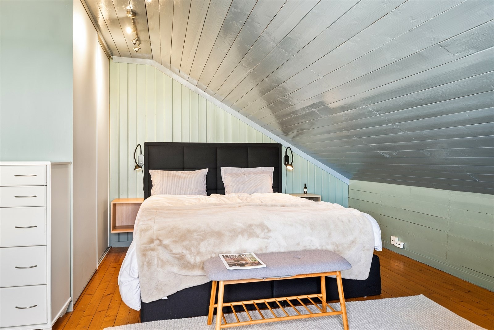 Hovedsoverommet er romslig med god plass til dobbeltseng, nattbord på hver side og øvrig møblement. Galleribilde