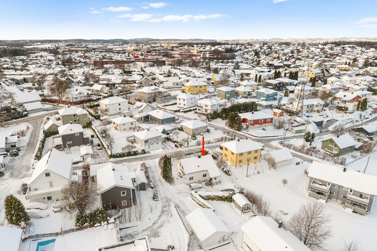 Dagligvarebutikk, skole, barnehage og kollektivtransport ligger lett tilgjengelig i nærområdet, noe som gjør hverdagen enkel og effektiv. Galleribilde