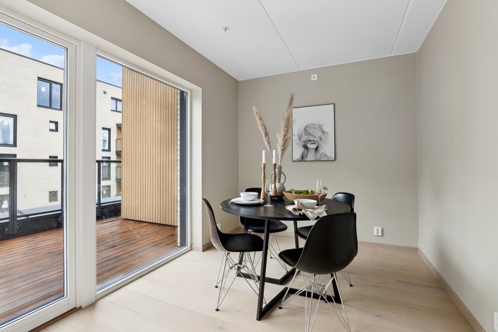 Stuen har egen nisje med plass til spisebord Galleribilde