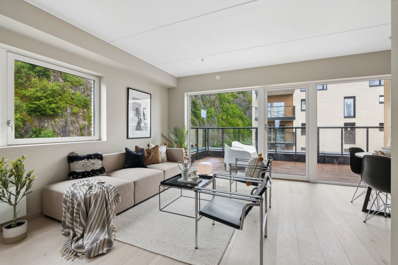 Lys stue med utgang til egen takterrasse mot nord-vest. Galleribilde