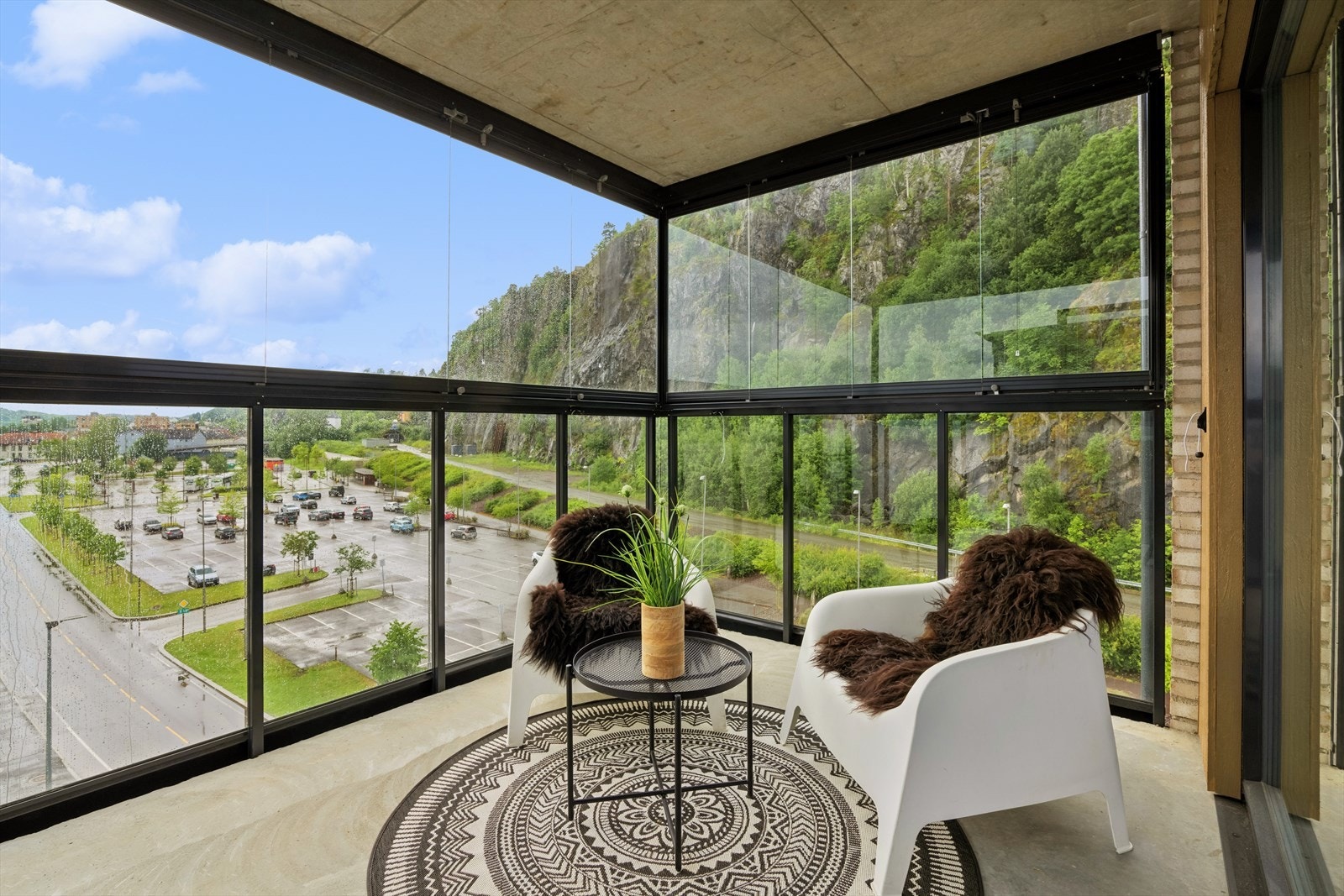 Romslig, innglasset balkong Galleribilde