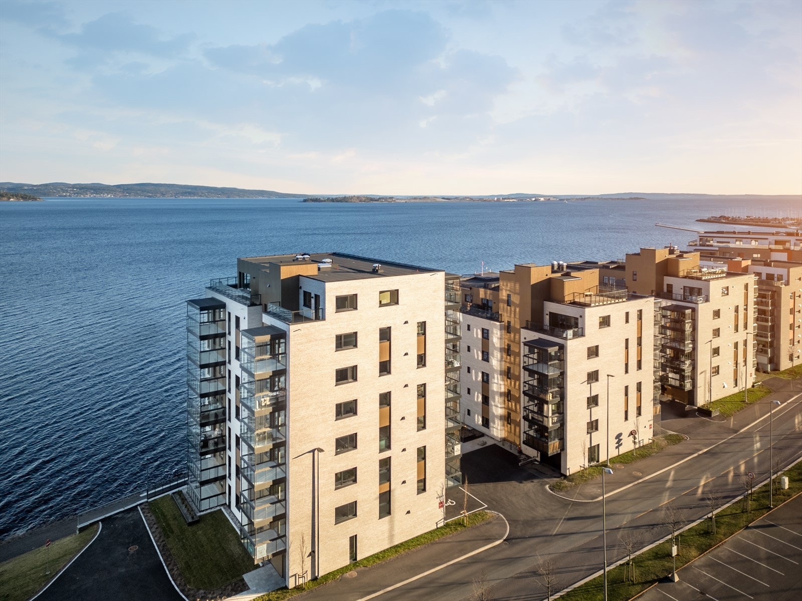 Fasader og utsikt fra Strandholmen Galleribilde