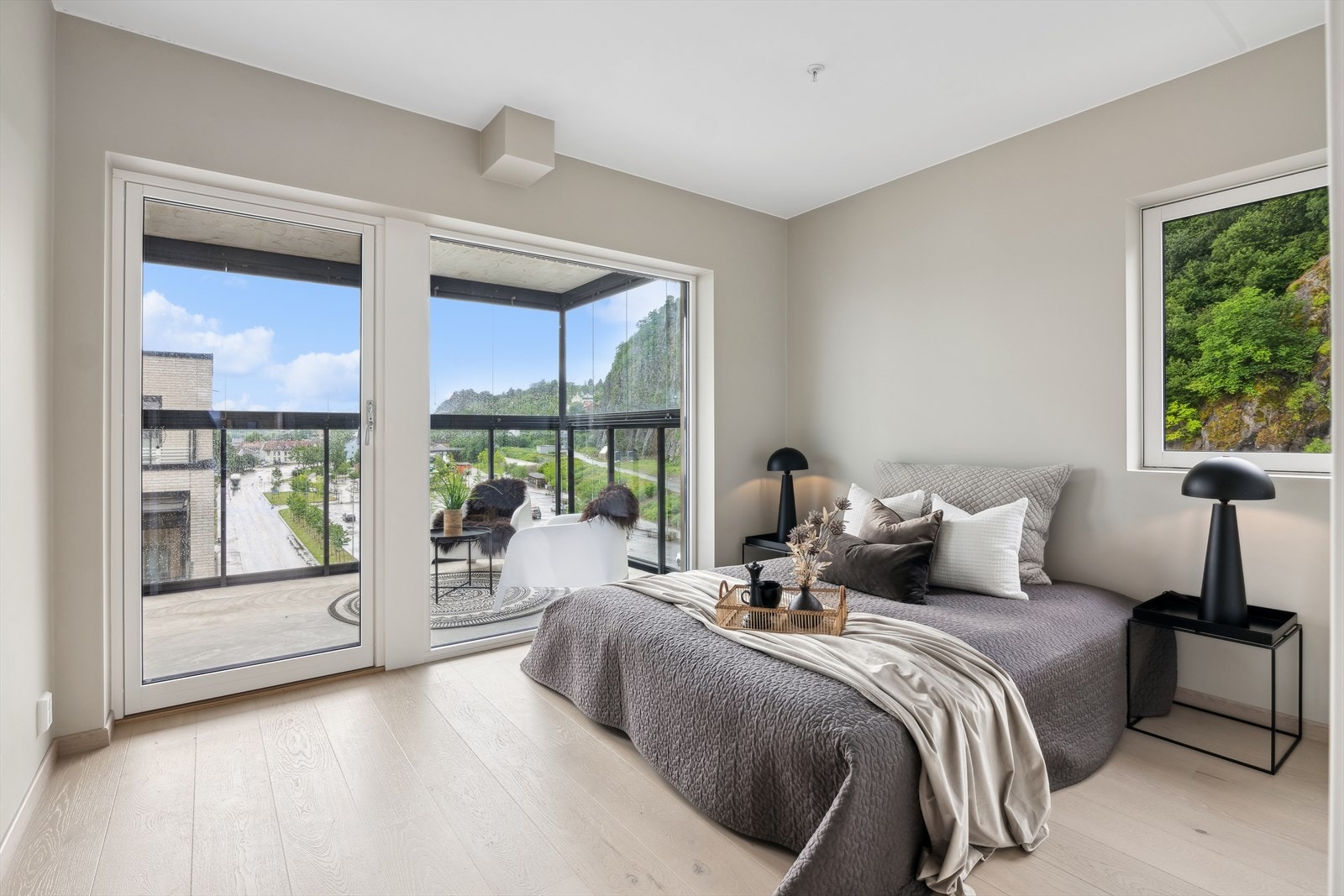Soverom med utgang til innglasset balkong leil 603 Galleribilde