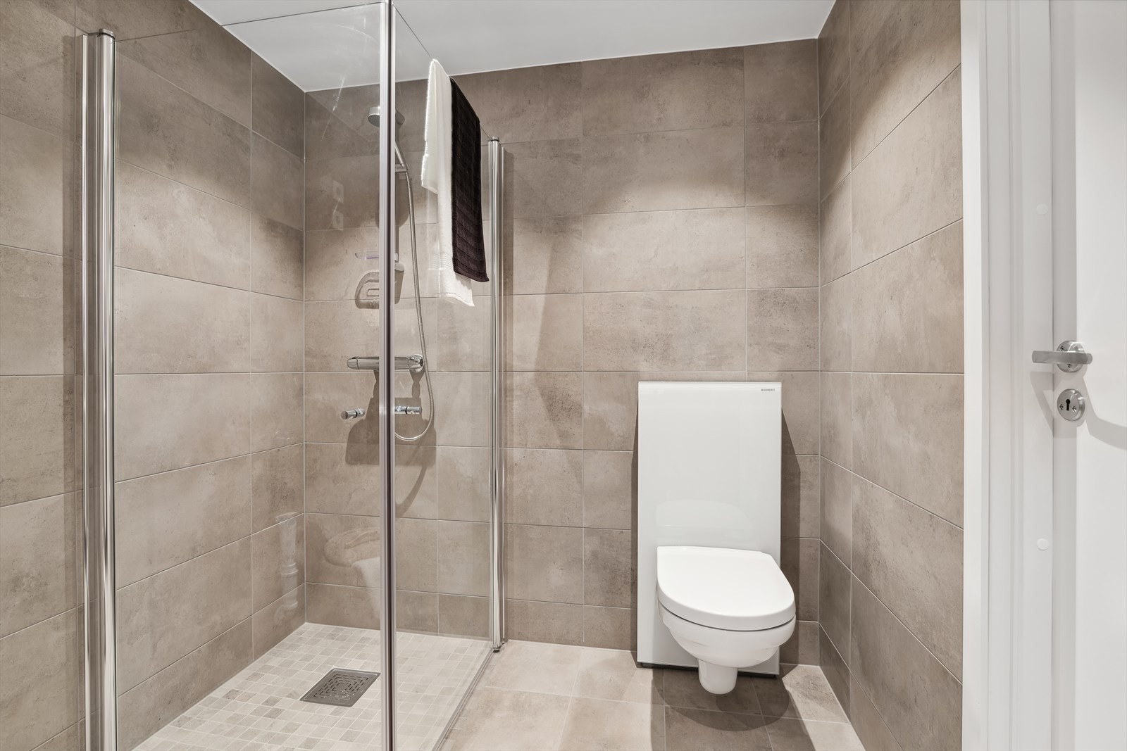 Romslig bad med plass til vaskemaskin og tørketrommel Galleribilde