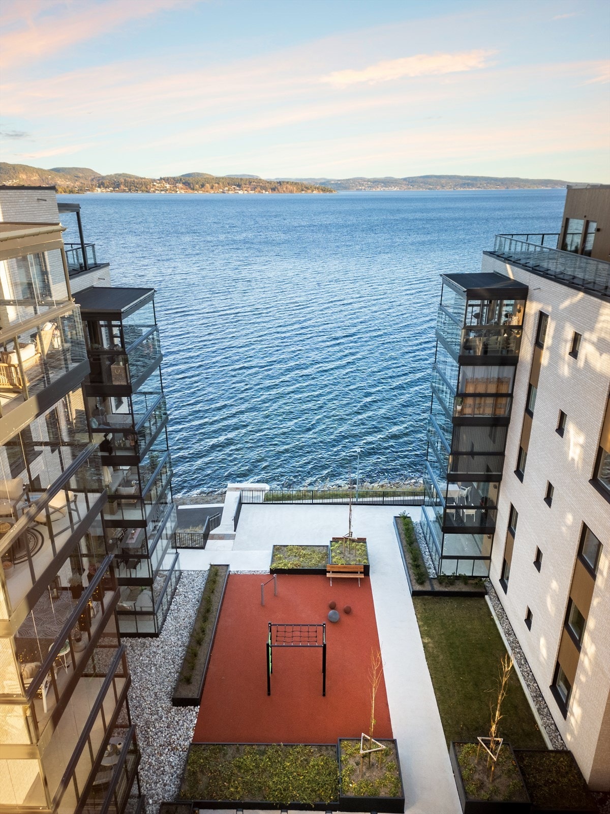 Fasader og utsikt fra Strandholmen Galleribilde