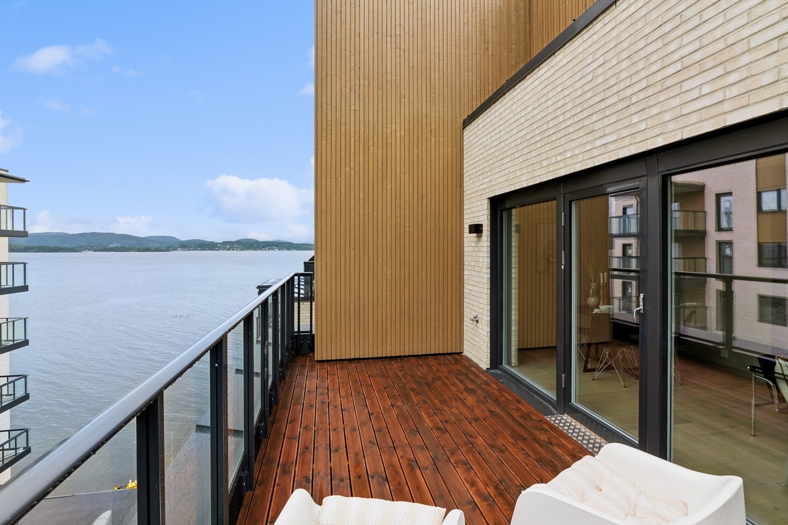 Takterrasse med flott utsikt mot fjorden Galleribilde