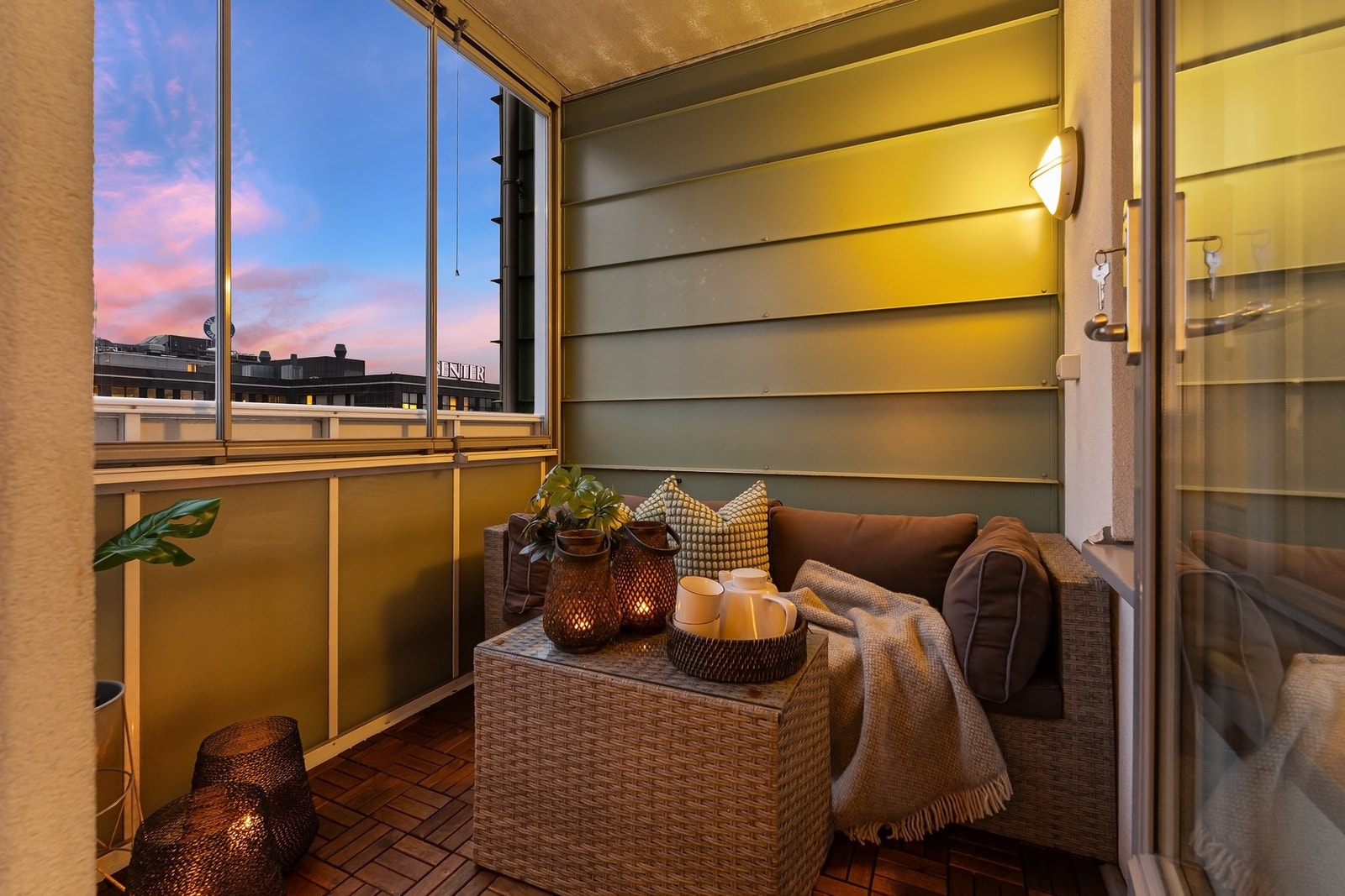 Innglasset balkong på ca. 4 m², hvorav glassene kan skyves til siden - Utstyrt med både stikkontakt og belysning. Galleribilde