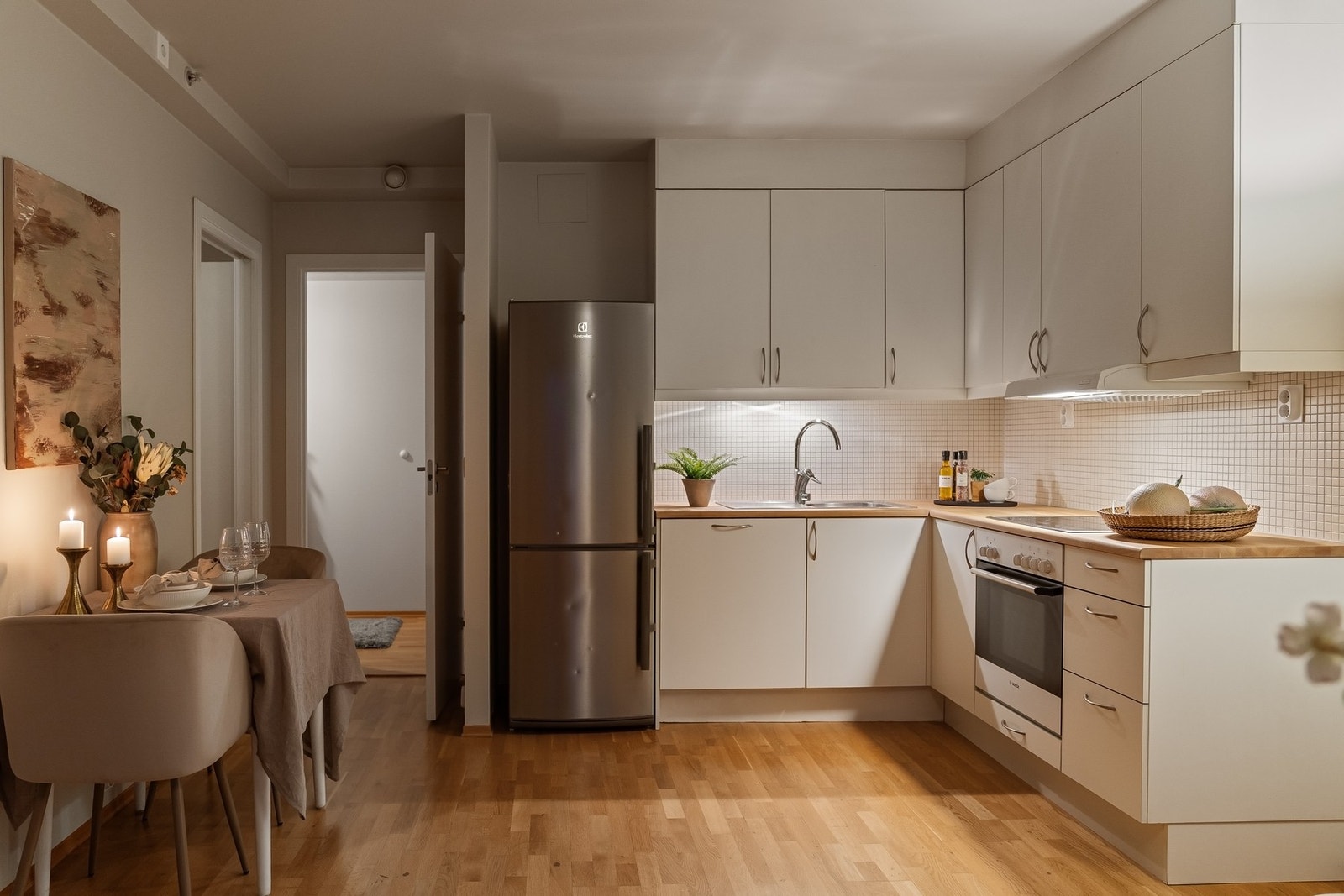 Hele leiligheten, foruten baderommet, ble malt i en delikat fargepalett i januar 2026. Galleribilde