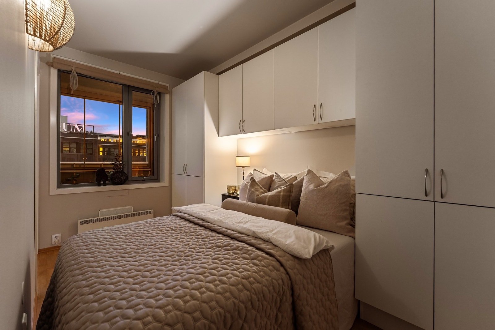 Soverommet ligger i direkte tilknytning til den innglassede balkongen - Oppleves som svært fredfullt og tilbaketrukket. Galleribilde