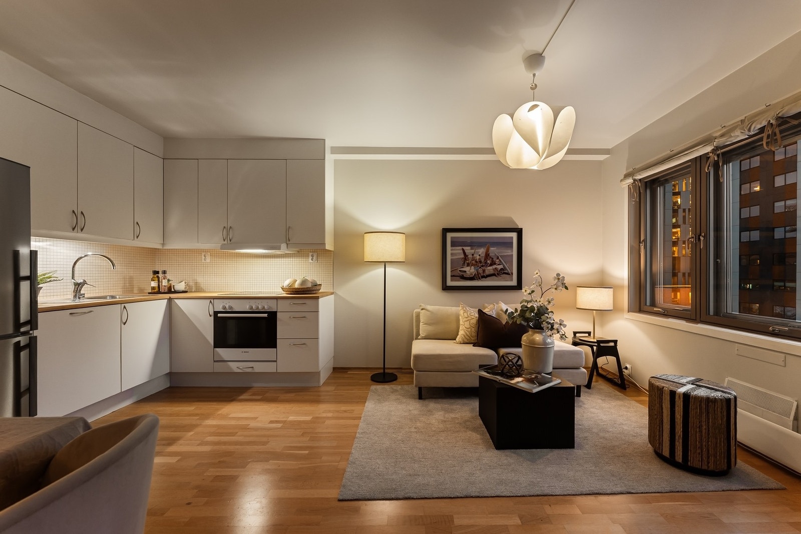 Stue og kjøkken i meget velfungerende, åpen løsning - Et flott allrom. Galleribilde