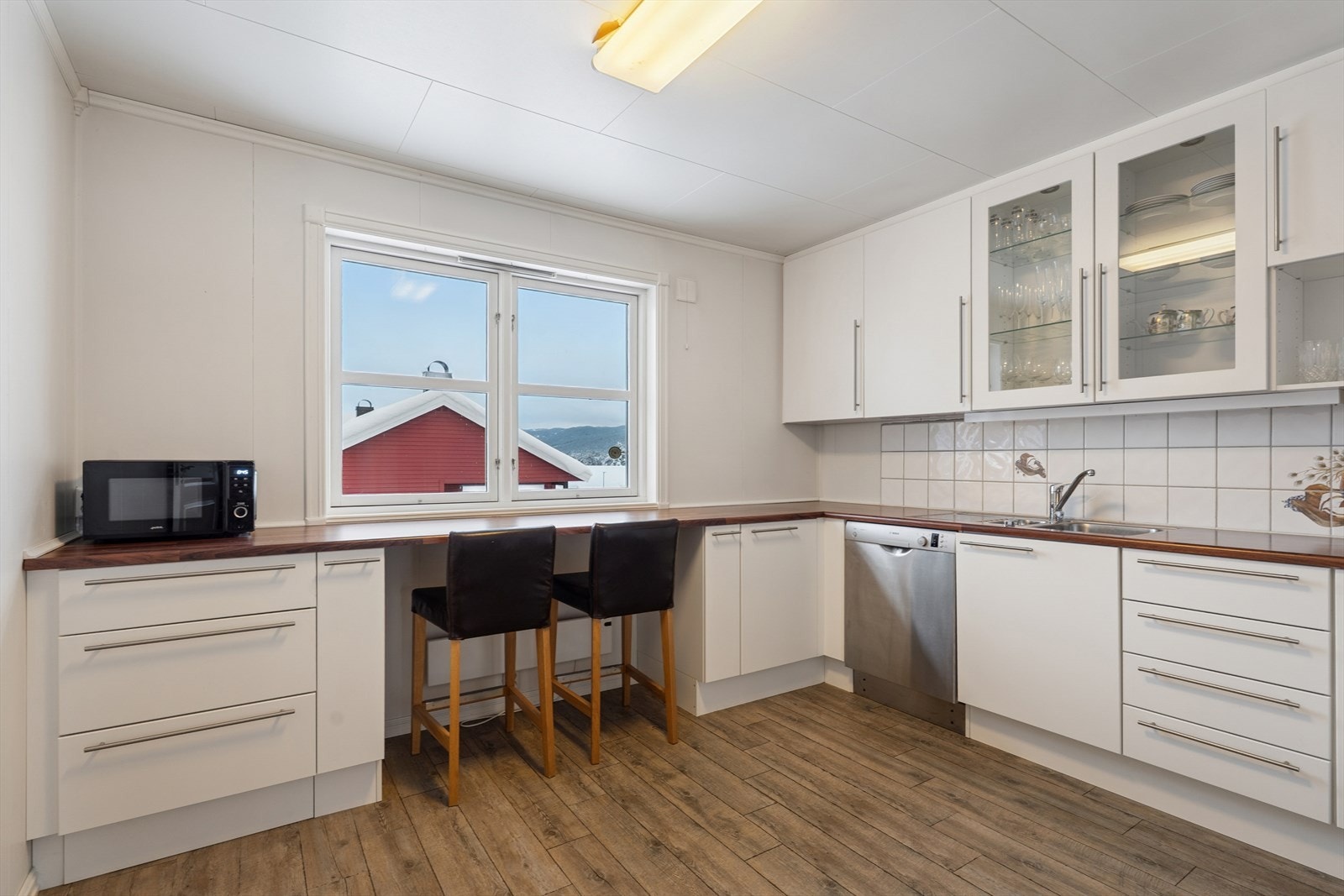 Kjøkkenet har mye benkeplass. Galleribilde