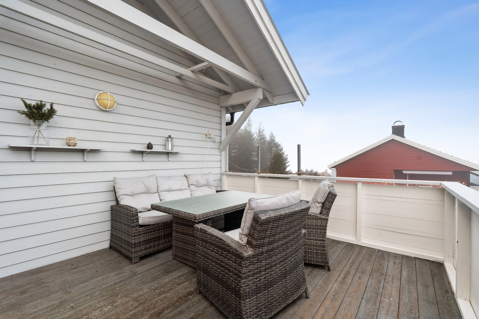 Verandaens plassering gjør at man har sol både på formiddag og ettermiddag. Galleribilde