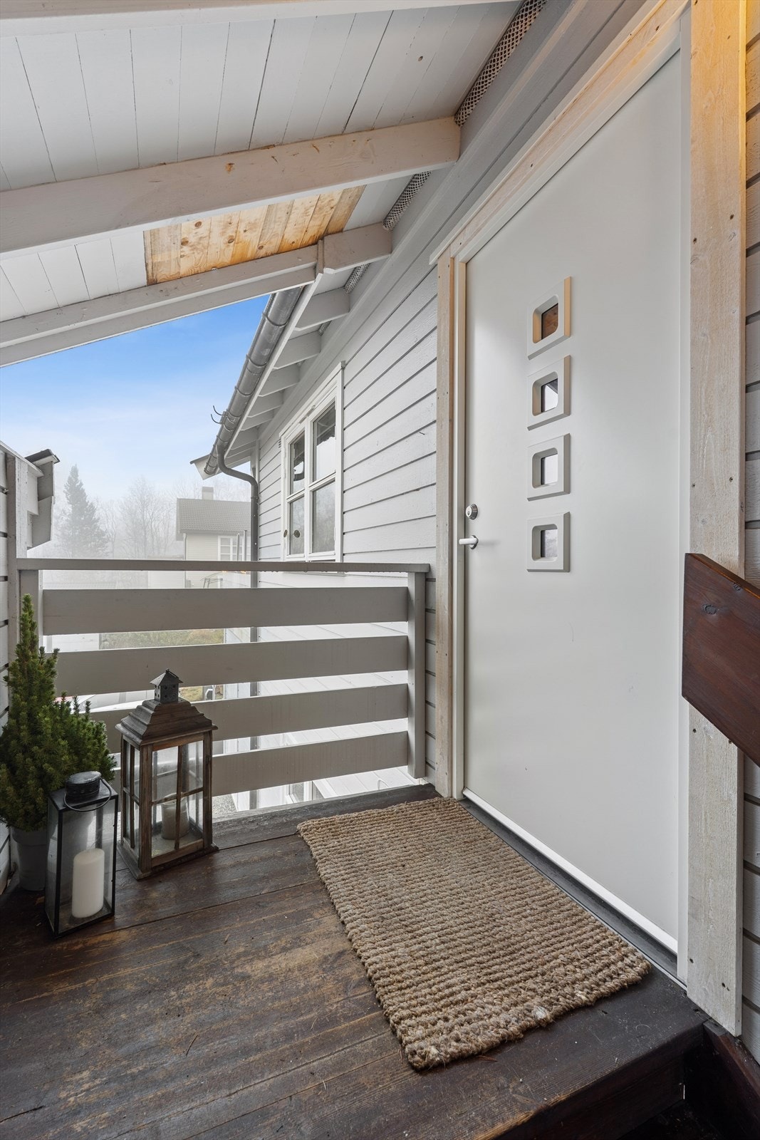 Overbygget inngangsparti er praktisk i vinter halvåret. Galleribilde