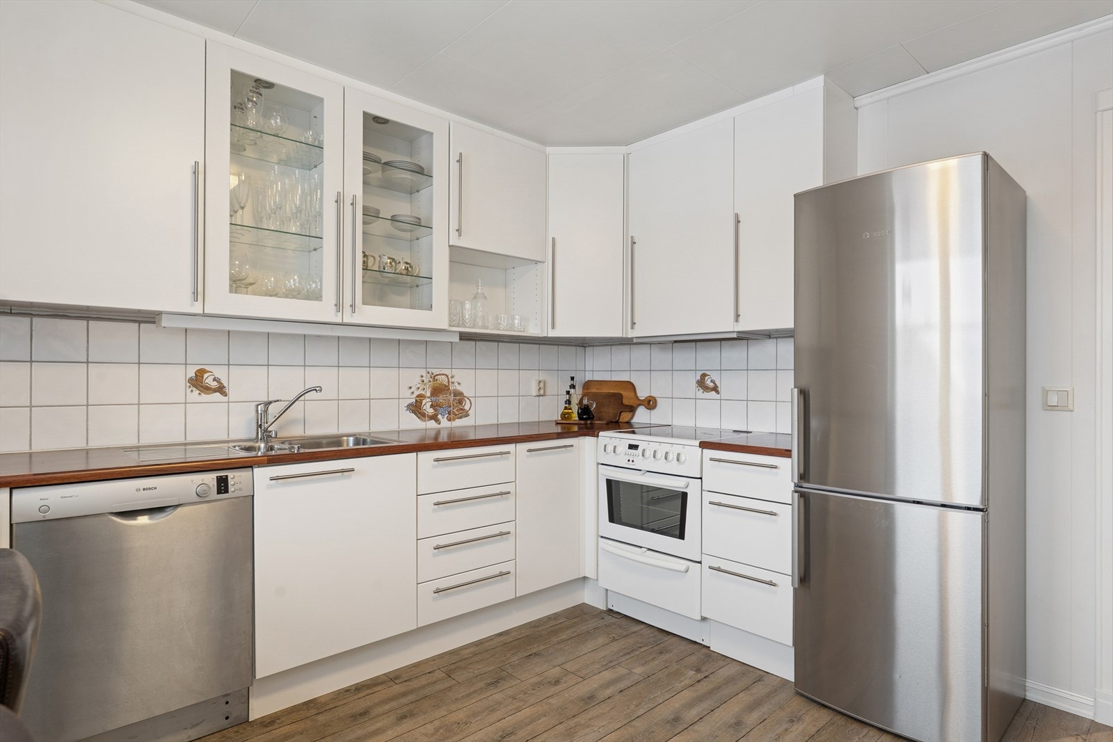 Takhøye skap bidrar til mye oppbevaring. Galleribilde