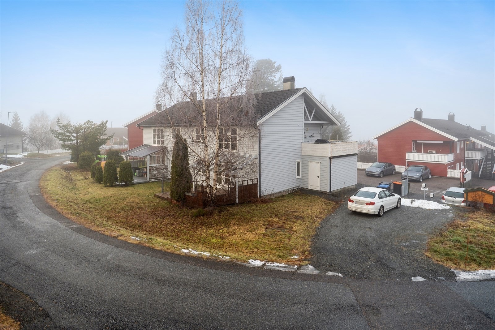 Leiligheten har en fin intern beliggenhet i en frittliggende 4-mannsbolig sentralt på Gamlegrendåsen, nær dagligvare butikk. Galleribilde