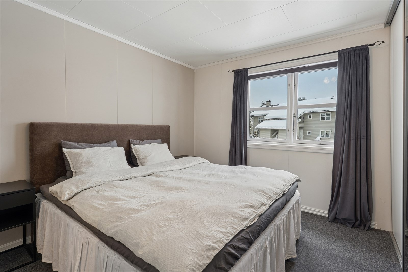 God plass for plassering av stor dobbeltseng på soverommet. Galleribilde