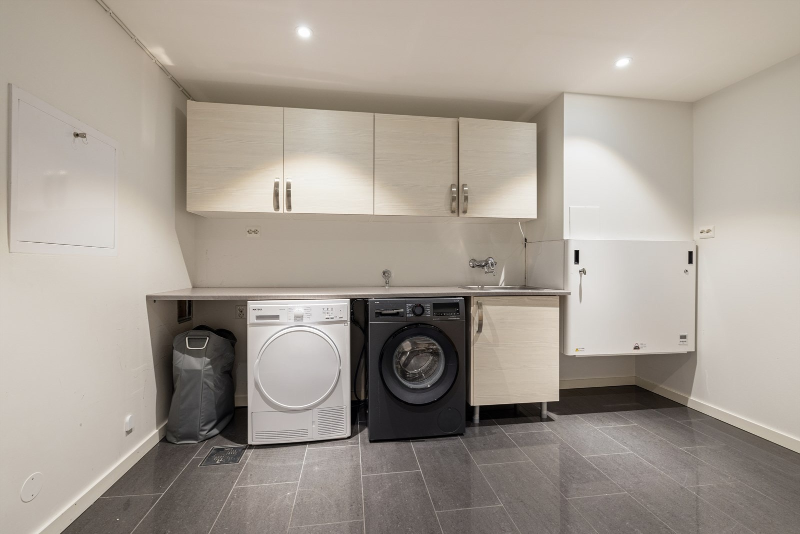 På vaskerommet er det innredning med utslagsvask. Godt med benk- og skapplass. Galleribilde