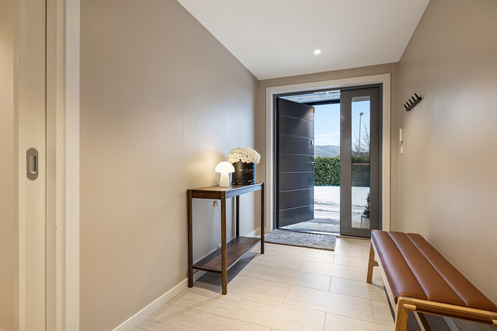 Entrè med dør direkte inn til garasjen Galleribilde