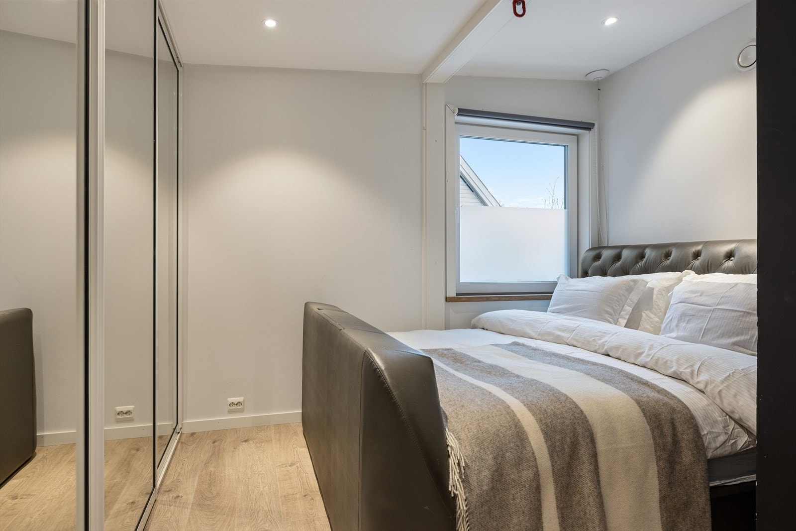 Soverom med skyvedørsgarderobe Galleribilde