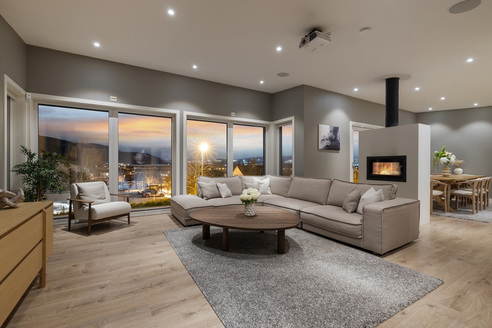 Lekker stue med peis som romdeler mellom stue og spisestue Galleribilde