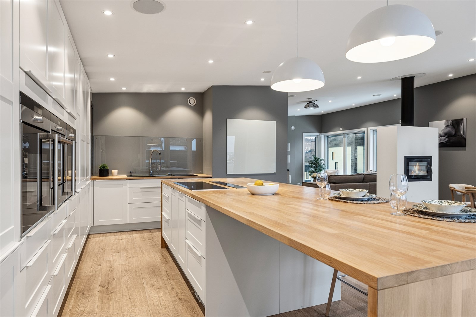 Praktisk ventilator som elektrisk heises opp av benkeplaten ved bruk Galleribilde