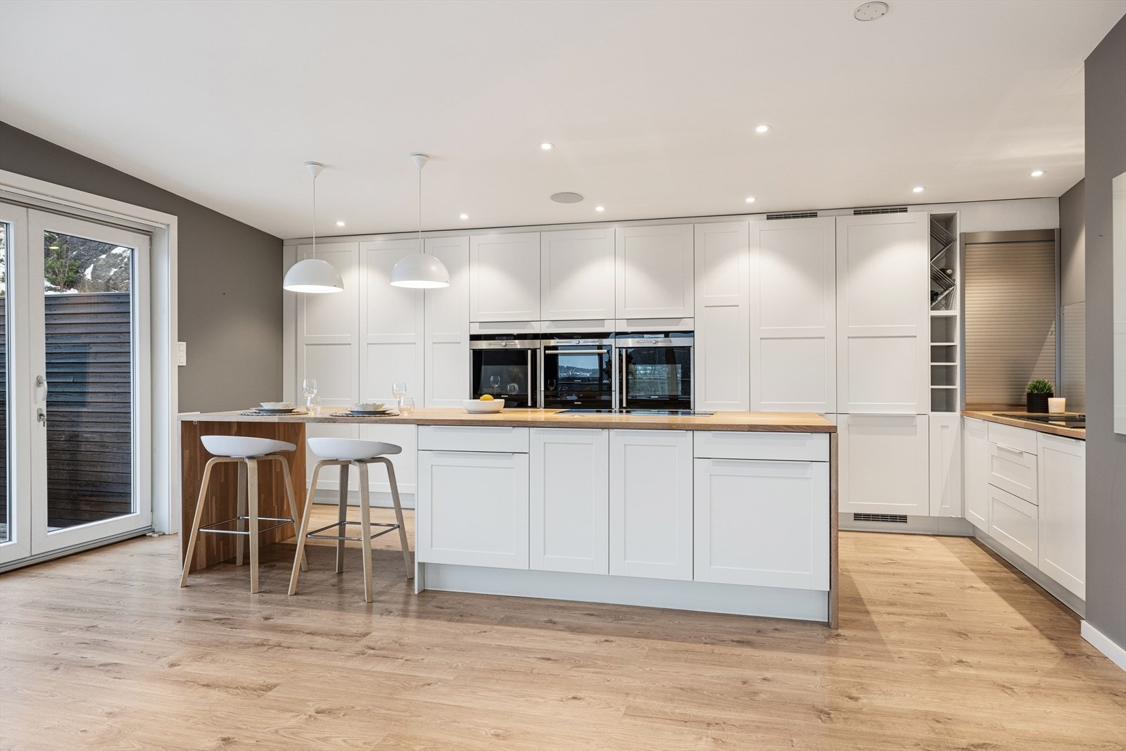 Romslig Marbodal kjøkkeninnredning med praktisk kjøkkenøy Galleribilde