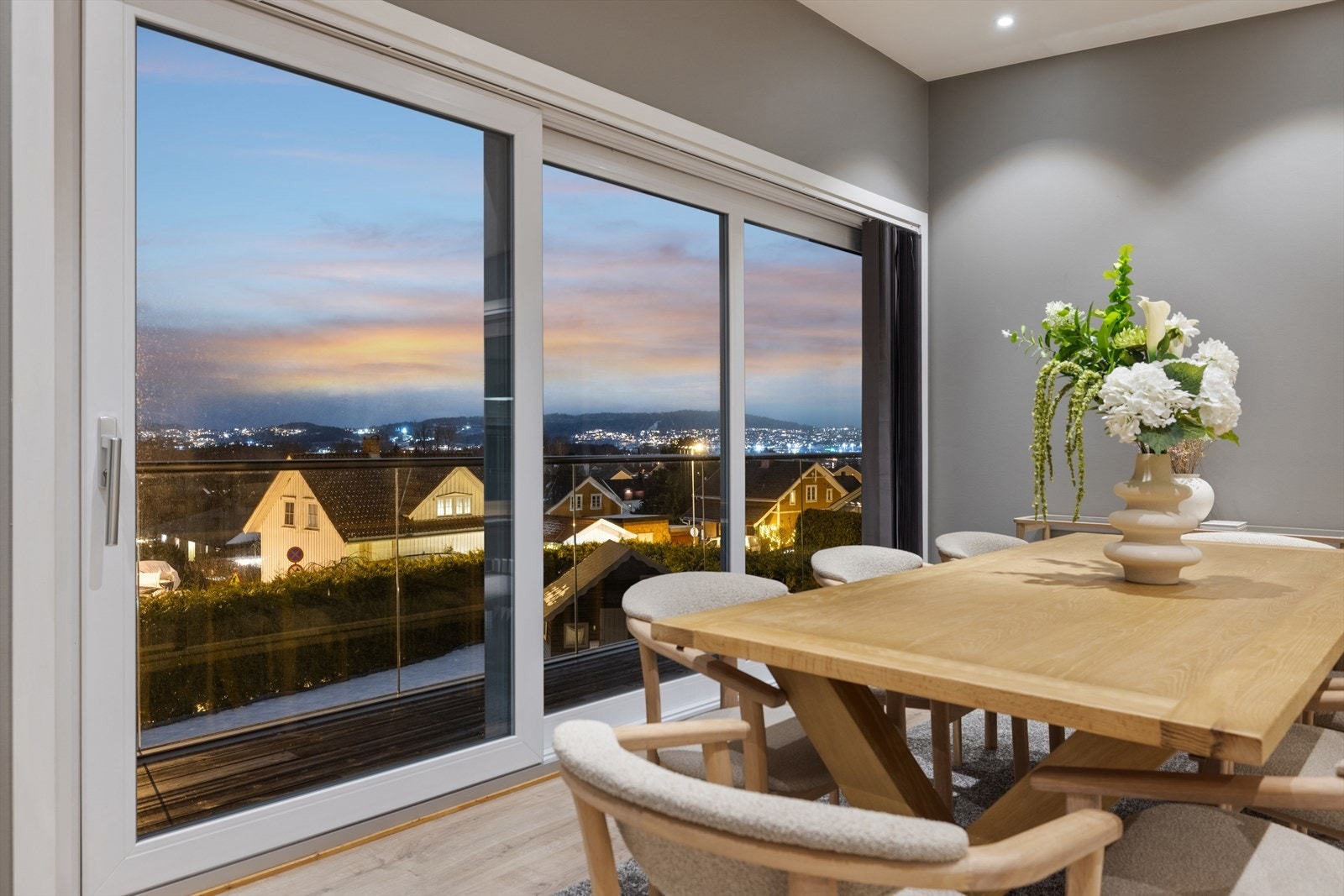 Egen spisestue del i forbindelse med kjøkkenet Galleribilde