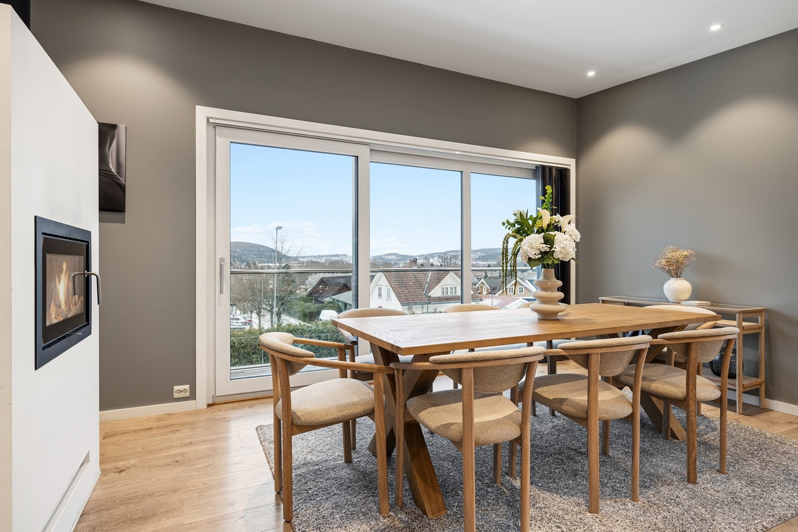 Fra spisestuen er det 2 utganger til terrassen Galleribilde