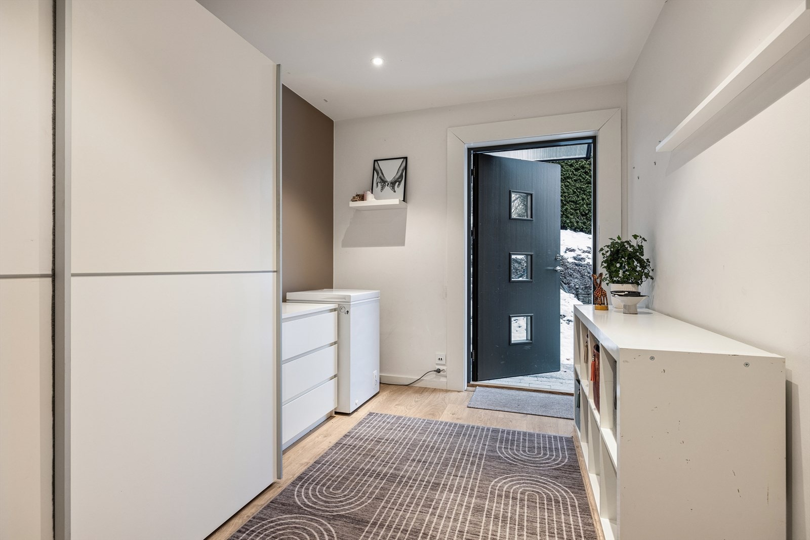 Entrè i utleid del med medfølgende garderobeskap Galleribilde