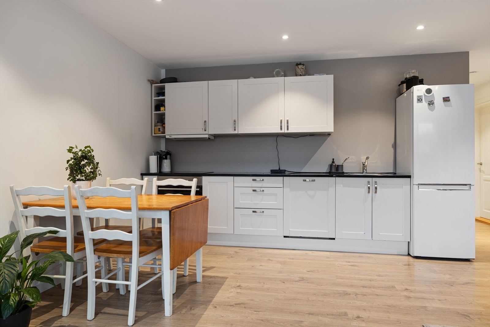 Marbodal kjøkkeninnredning med integrert stekeovn, platetopp og oppvaskmaskin Galleribilde