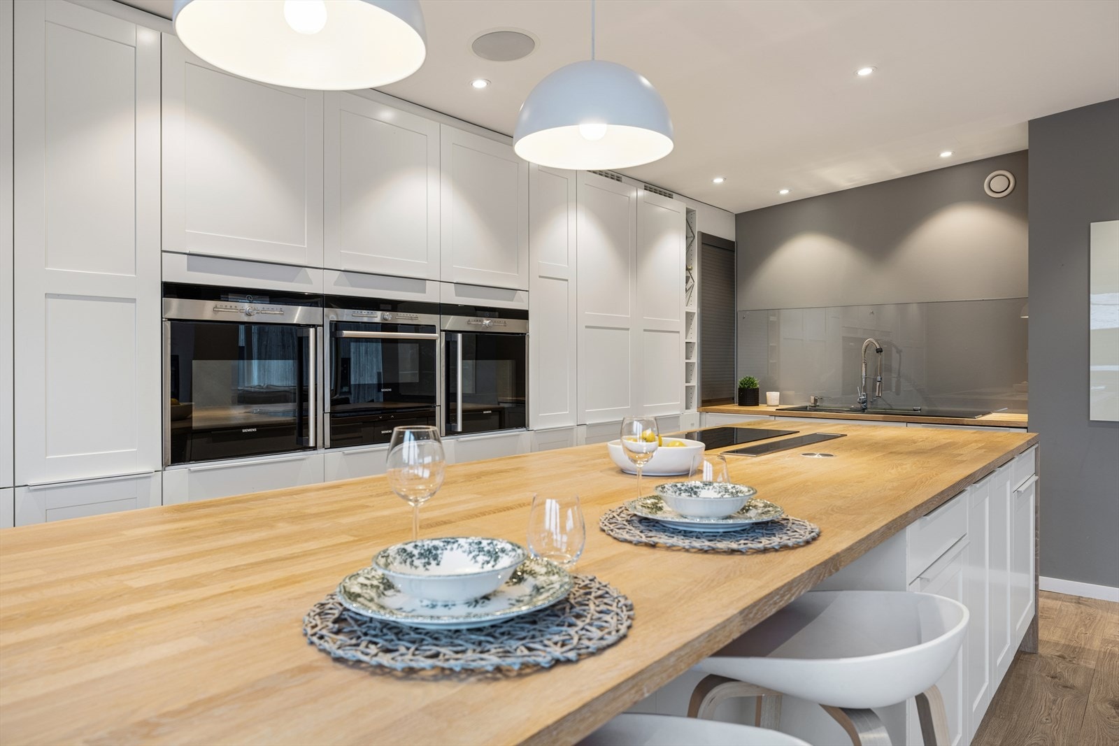 Integrert mikrobølgeovn, platetopp, 2 stekeovner, oppvaskmaskin og 2 kjøleskap med frysere. Galleribilde