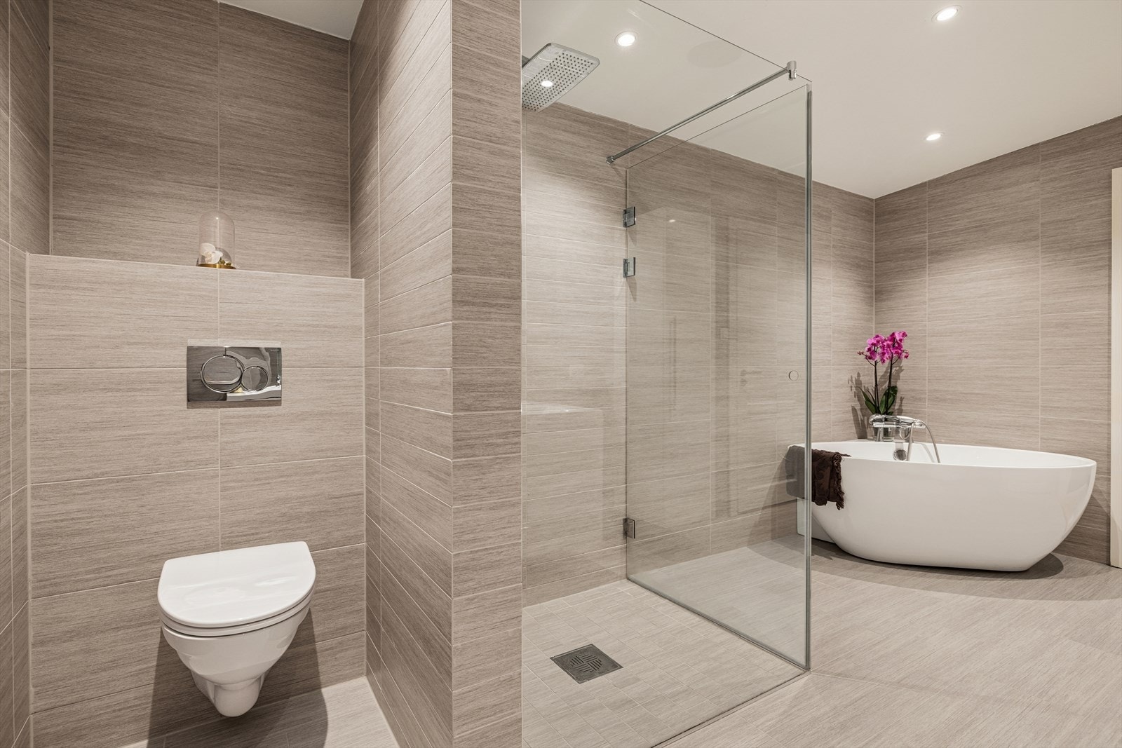 Lekkert flislagt bad med både dusj og badekar Galleribilde