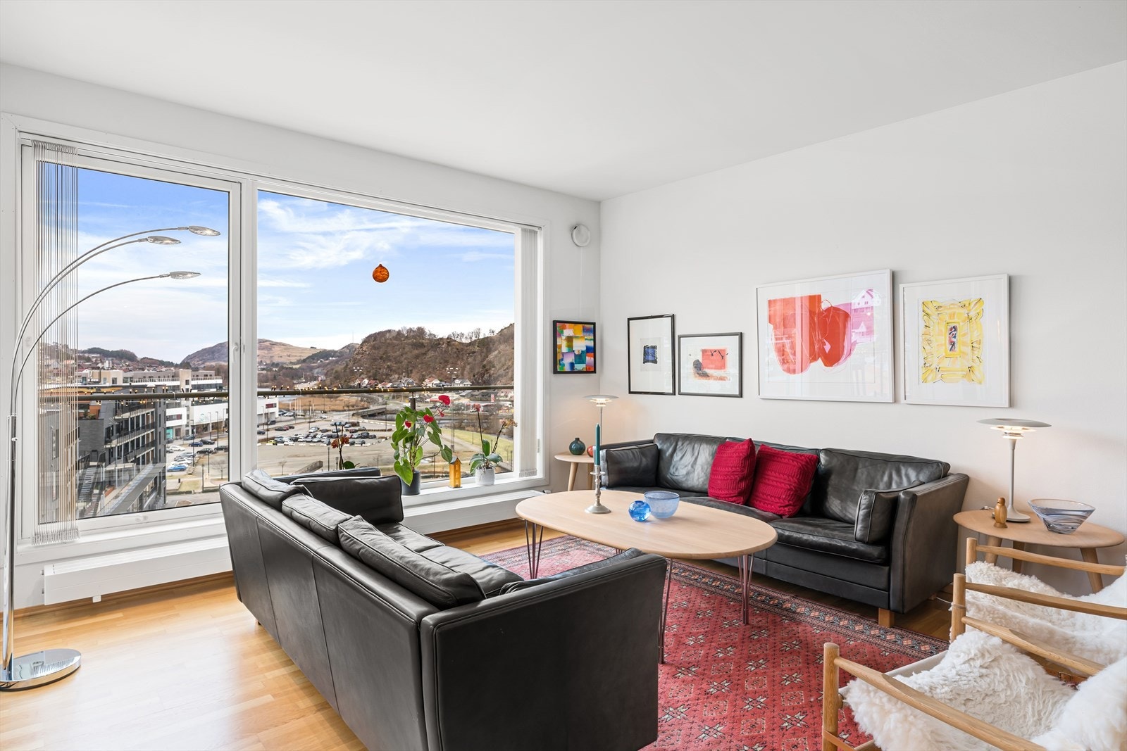 Store vinduer med fantastisk utsikt mot sentrum. Galleribilde