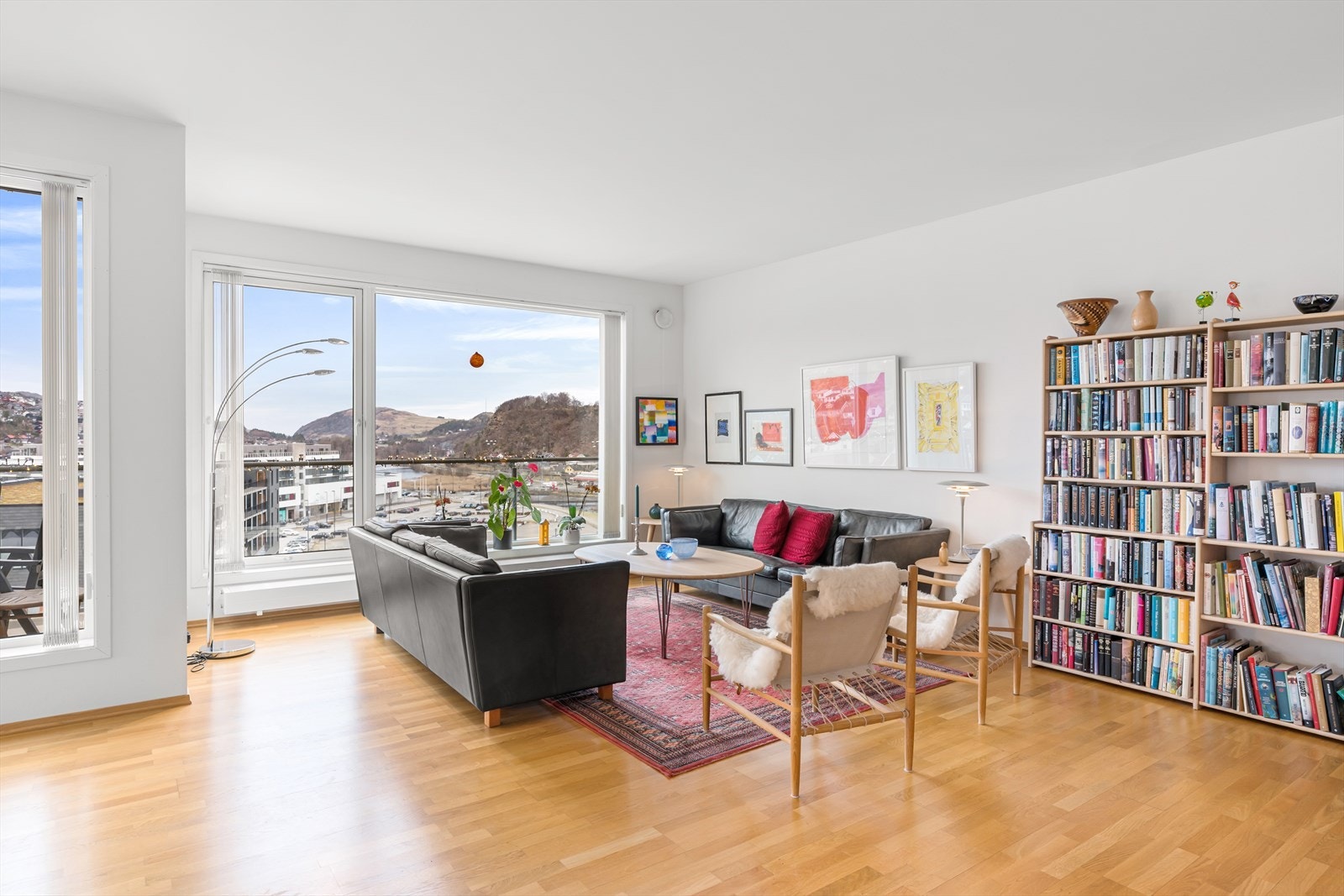 Stue som er delt inn i flere soner Galleribilde