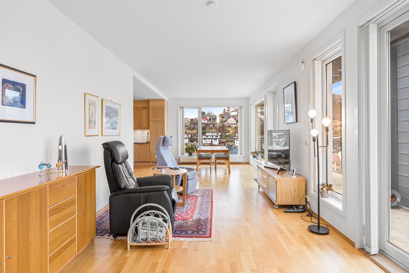 Tv er plassert i sonen mellom kjøkken og sofagruppe Galleribilde