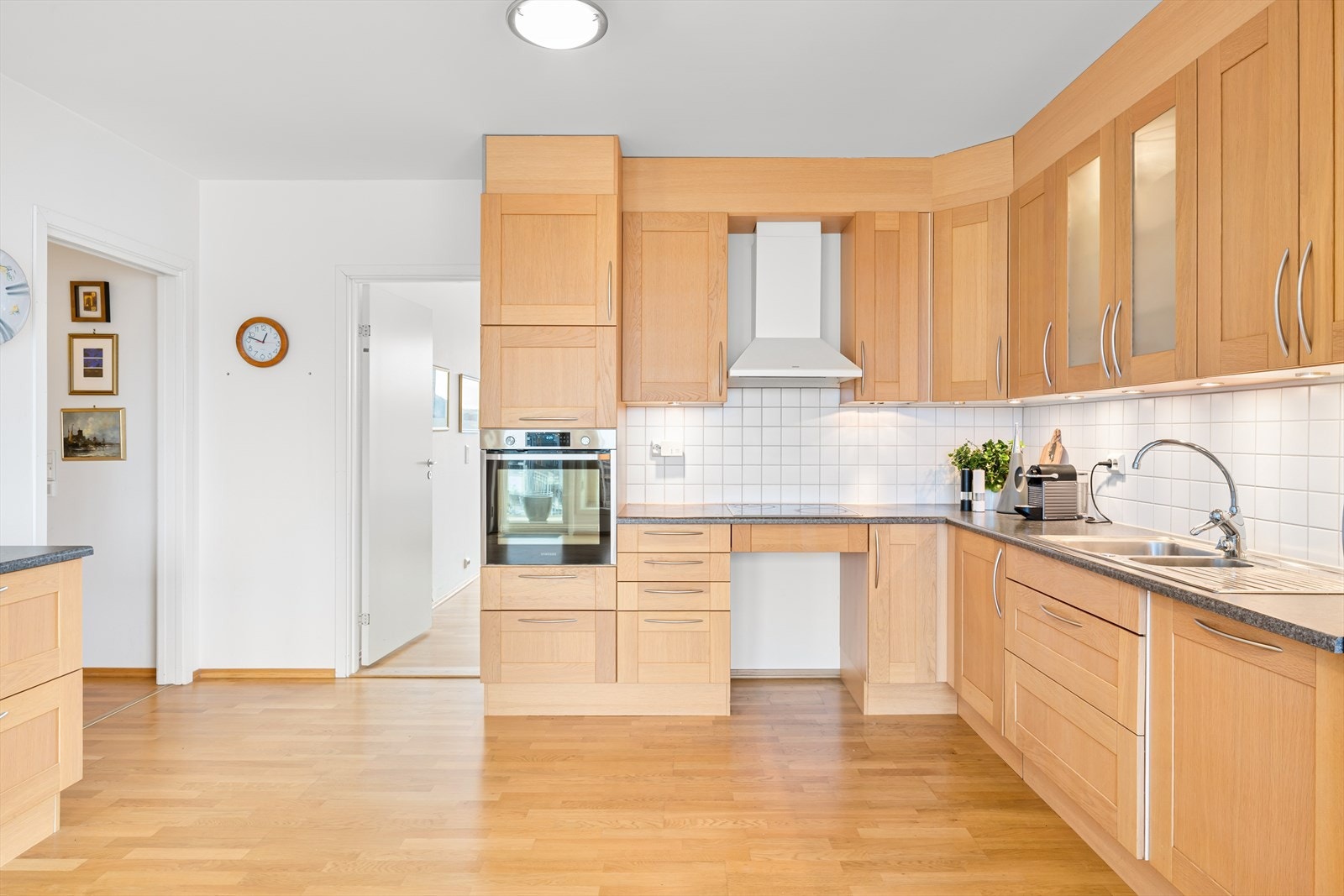 Fliser og belysning over benk. Galleribilde