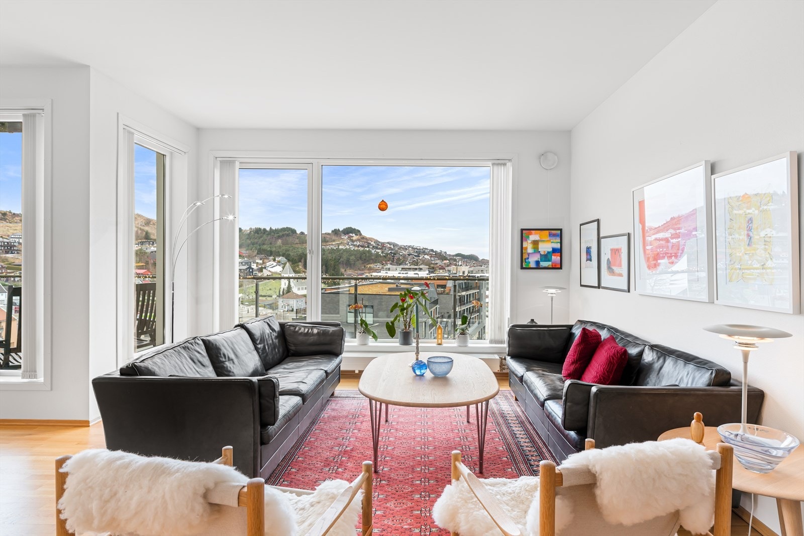 Lyse vegger og parkett på gulv. Galleribilde