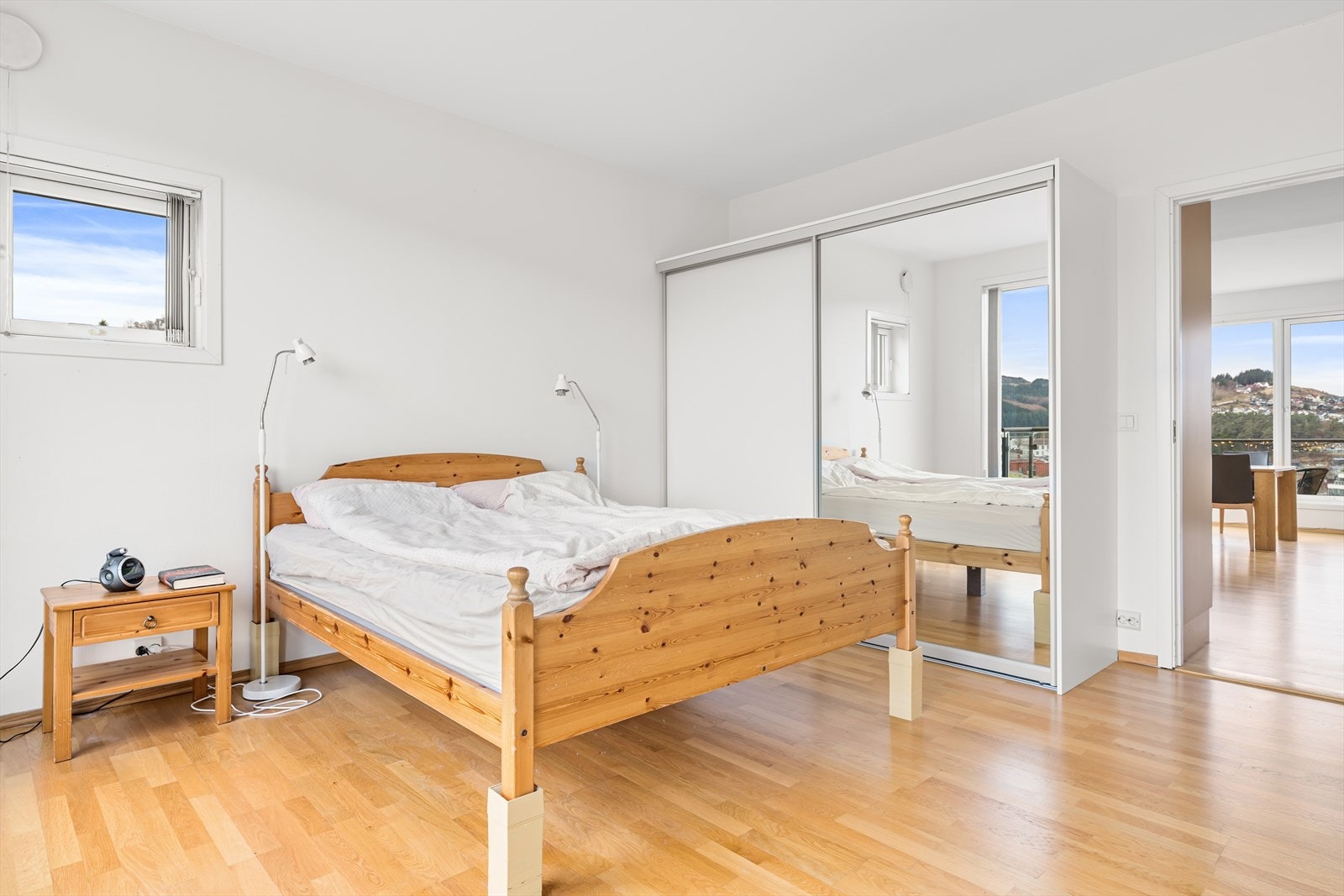 Hovedsoverom med skyvedørsgarderobe. Galleribilde