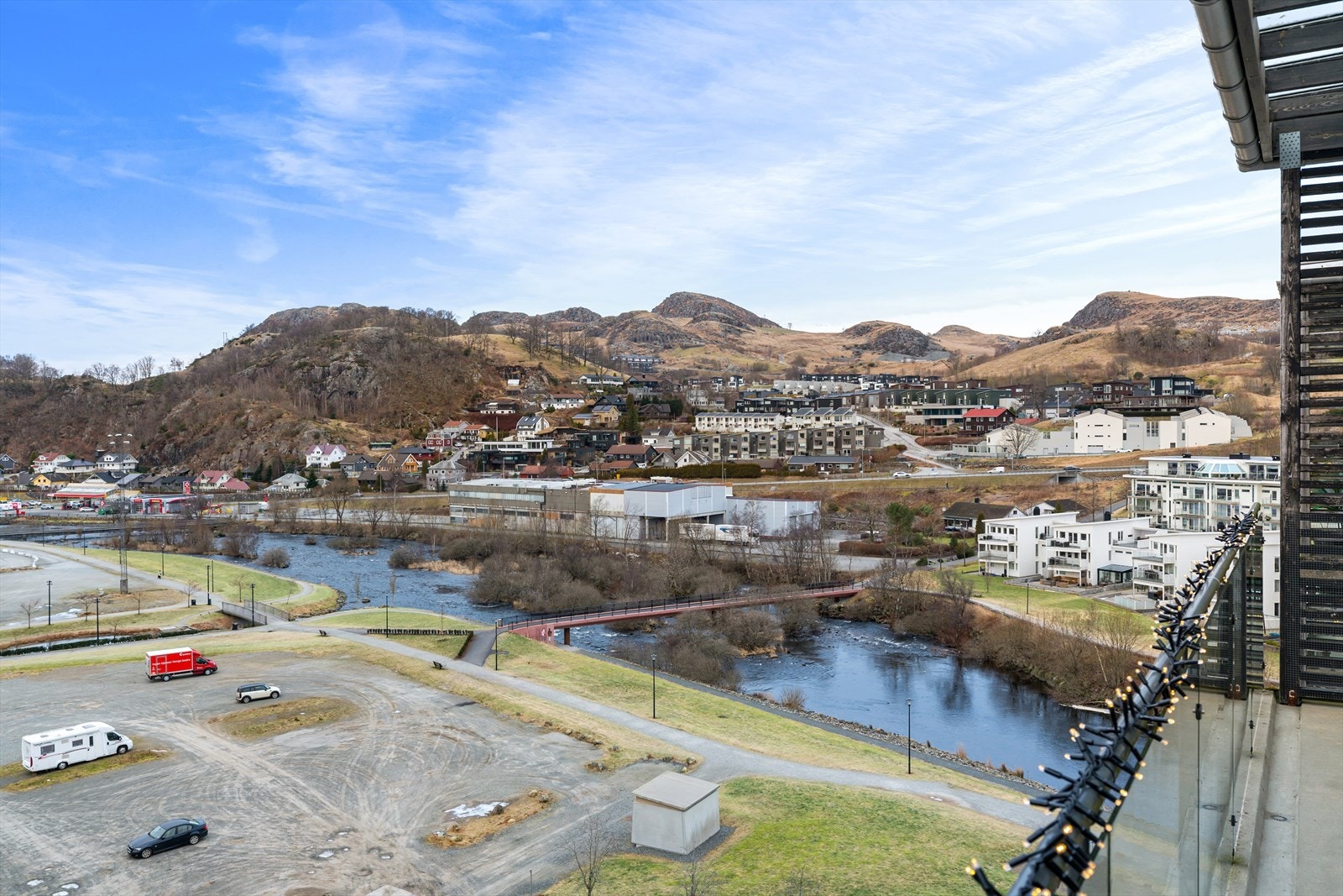 Flott utsikt over sentrum og Figgjoelva Galleribilde