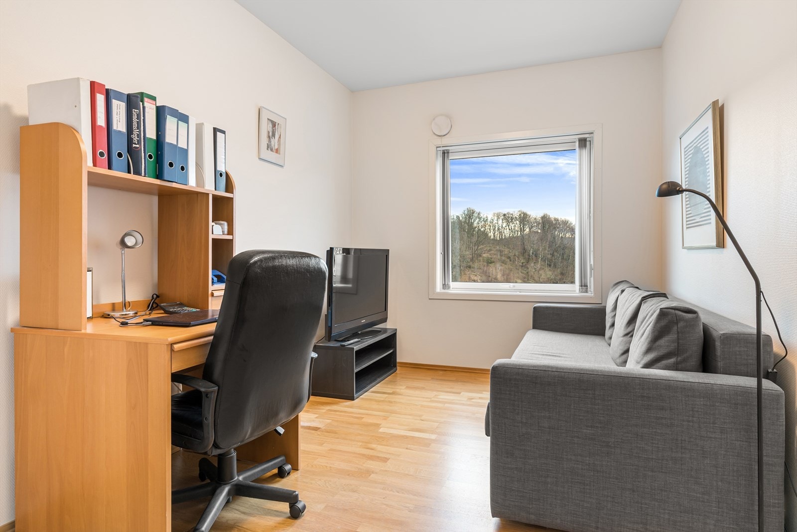 Soverom 2 er innredet som kontor og tv- rom. Galleribilde
