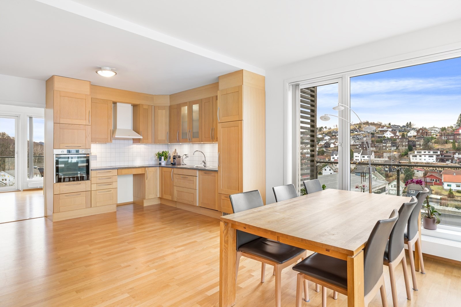 Flott kjøkken i eikefiner med integrerte hvitevarer. Galleribilde