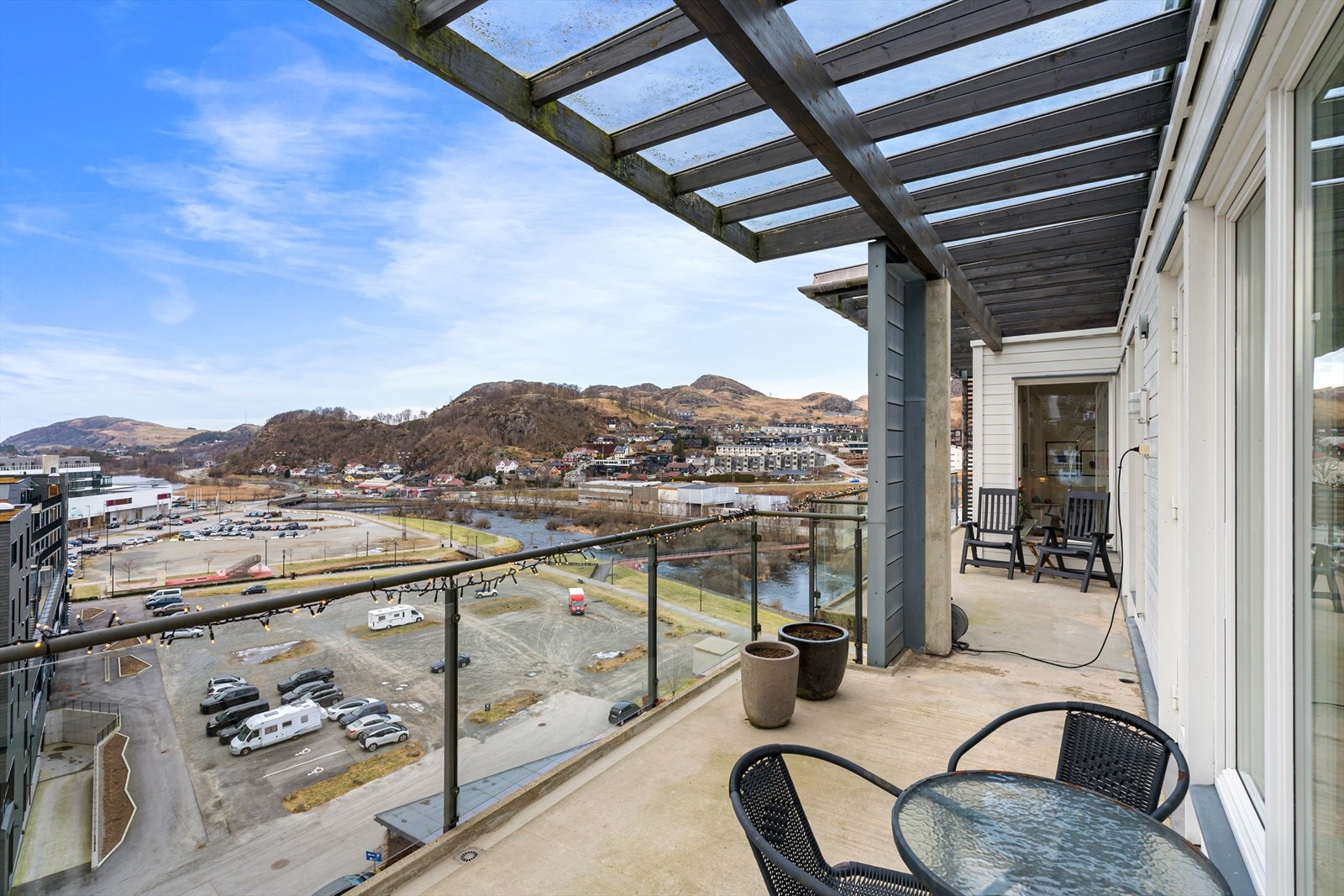 Stor veranda overbygget med glasstak Galleribilde