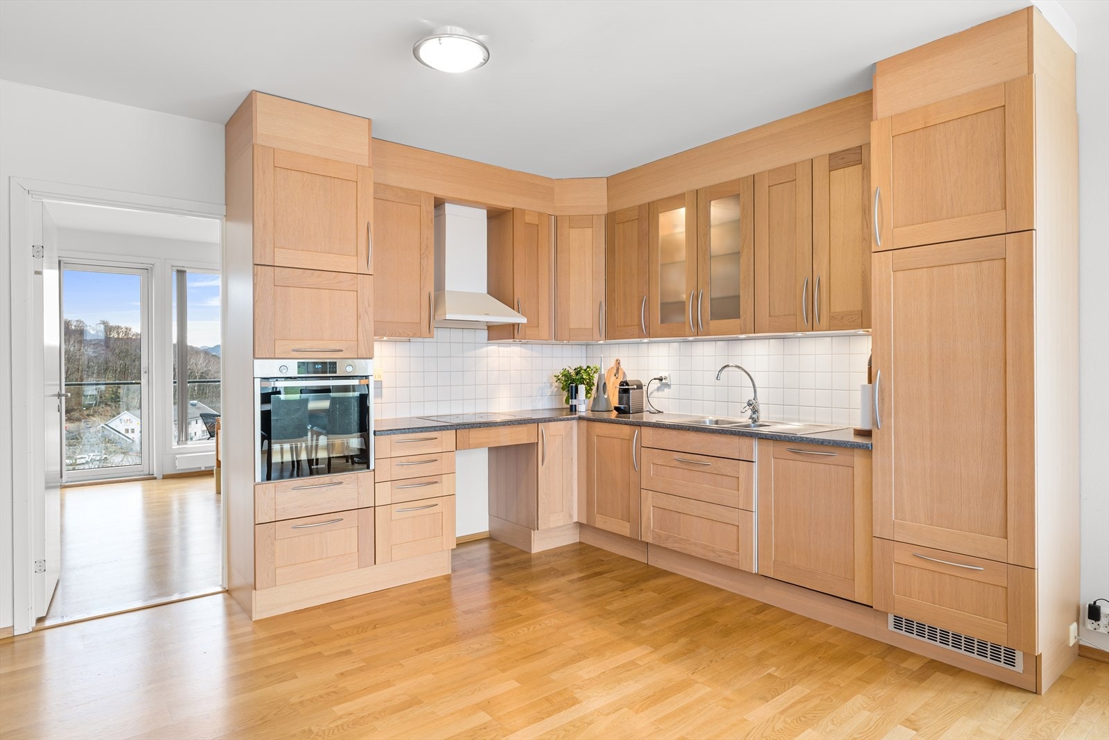 Veldig god lagringsplass i skuffer og skap. Stekeovn i brukervennlig høyde. Galleribilde