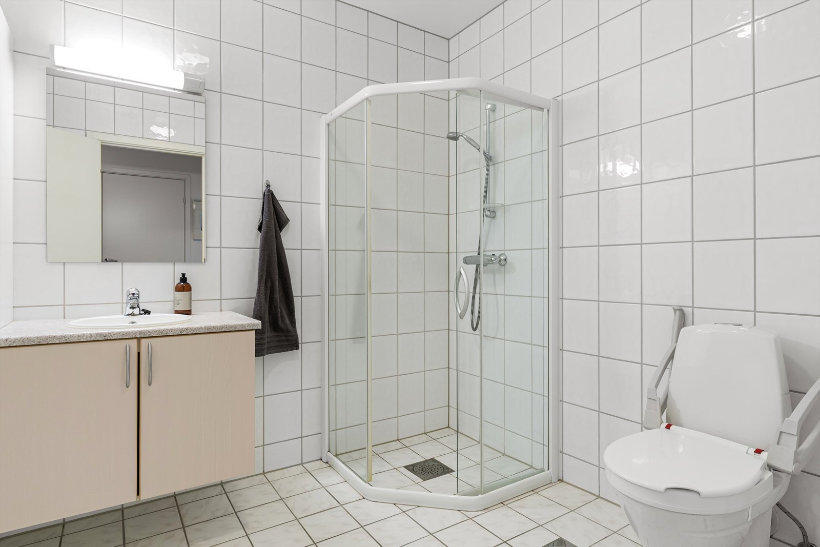 Helfliset bad med vask i seksjon, dusjhjørne og wc. Galleribilde